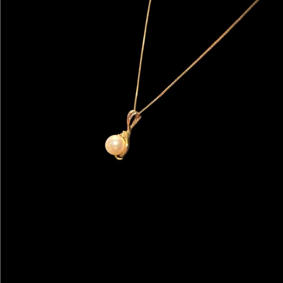 Elegant Gold Pearl and Diamond Pendant Necklace - Picture 4 of 8